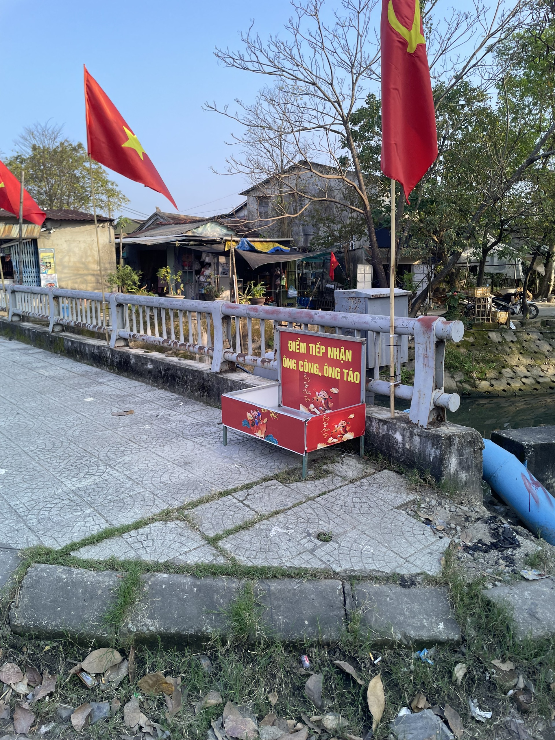 Cầu Kiểm Huệ (Đầu đường Hoàng Quốc Việt, phường An Đông)
